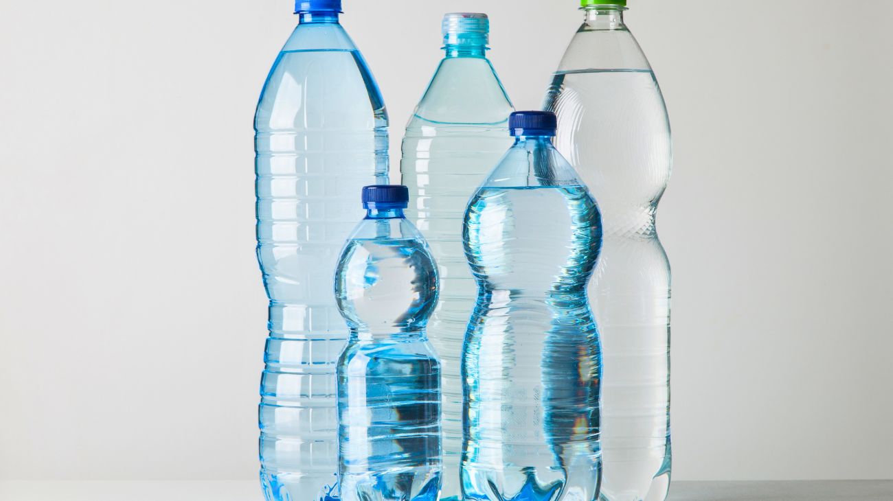 Acqua nelle bottiglie di plastica