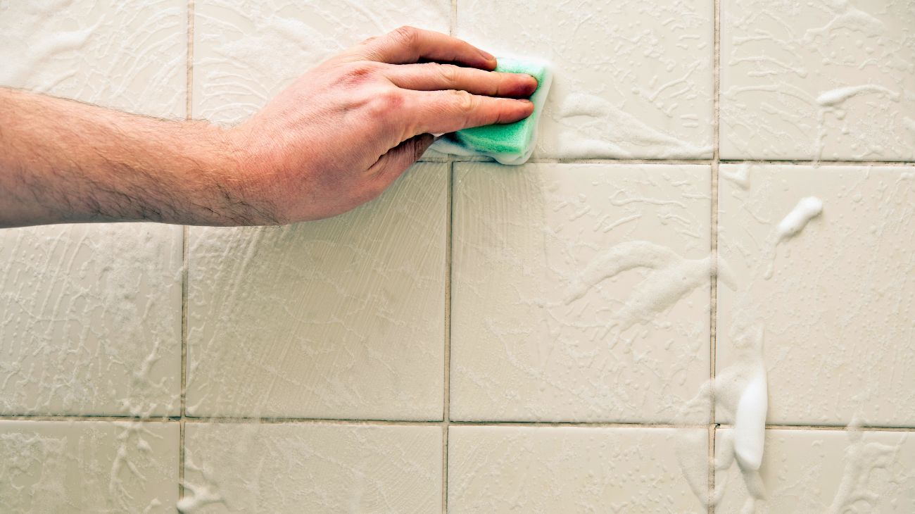 Fughe delle piastrelle in doccia