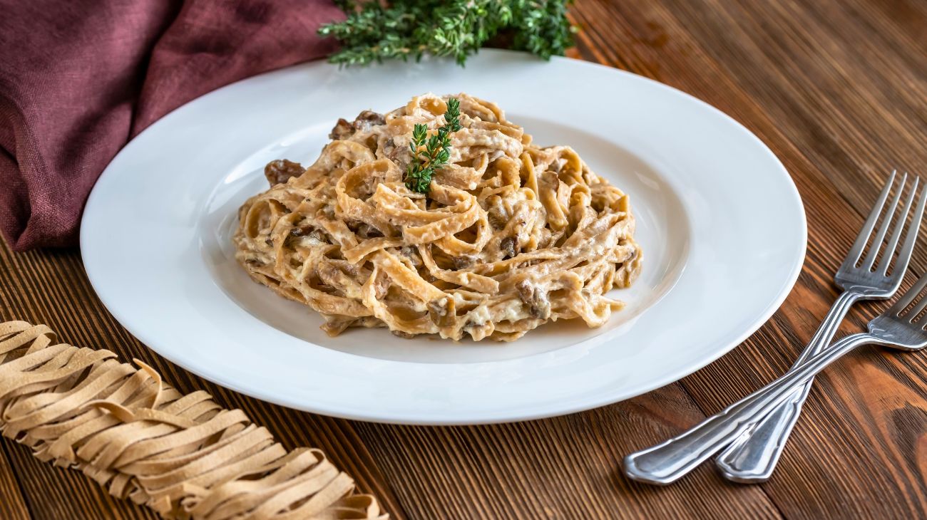 Tagliatelle salsiccia e funghi