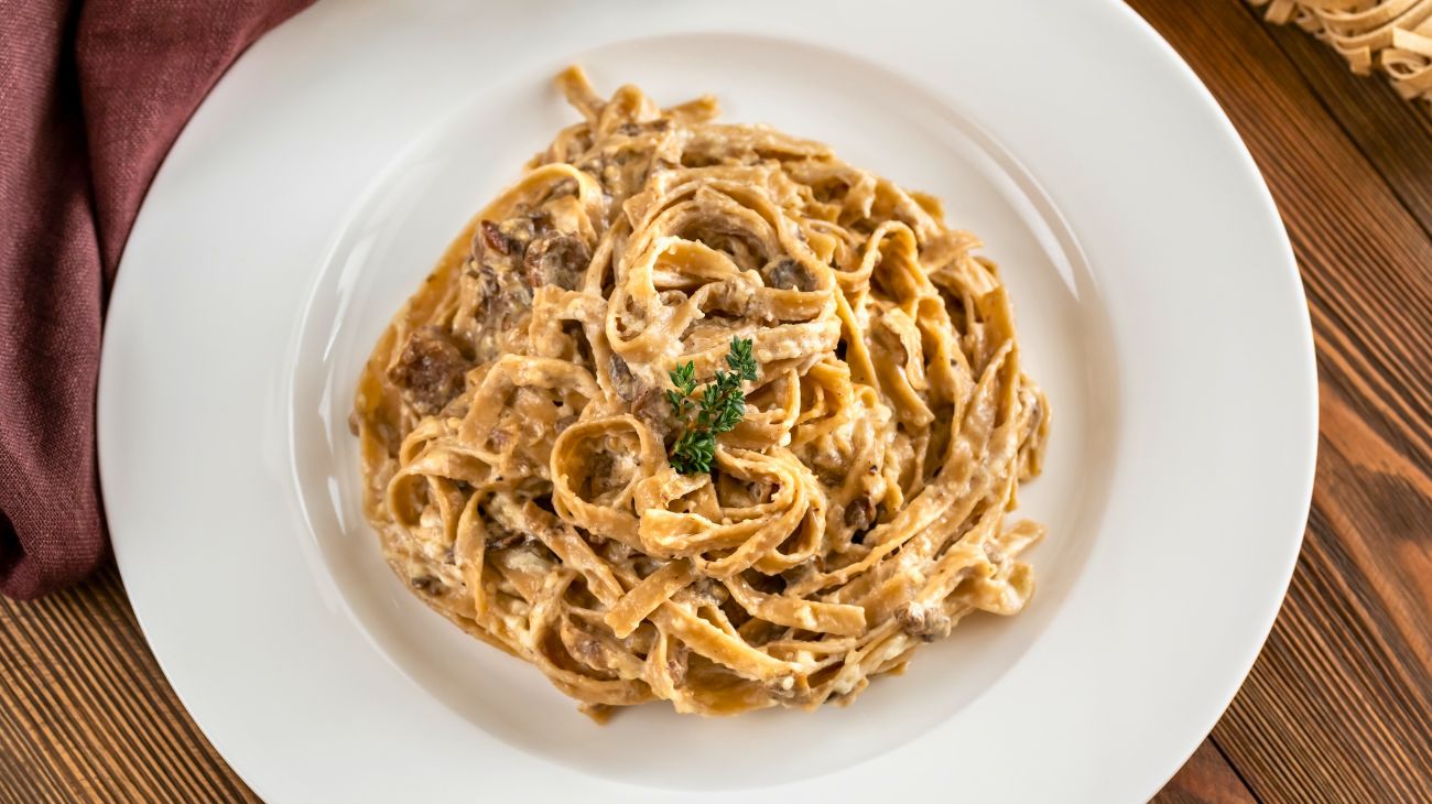 Tagliatelle salsiccia e funghi