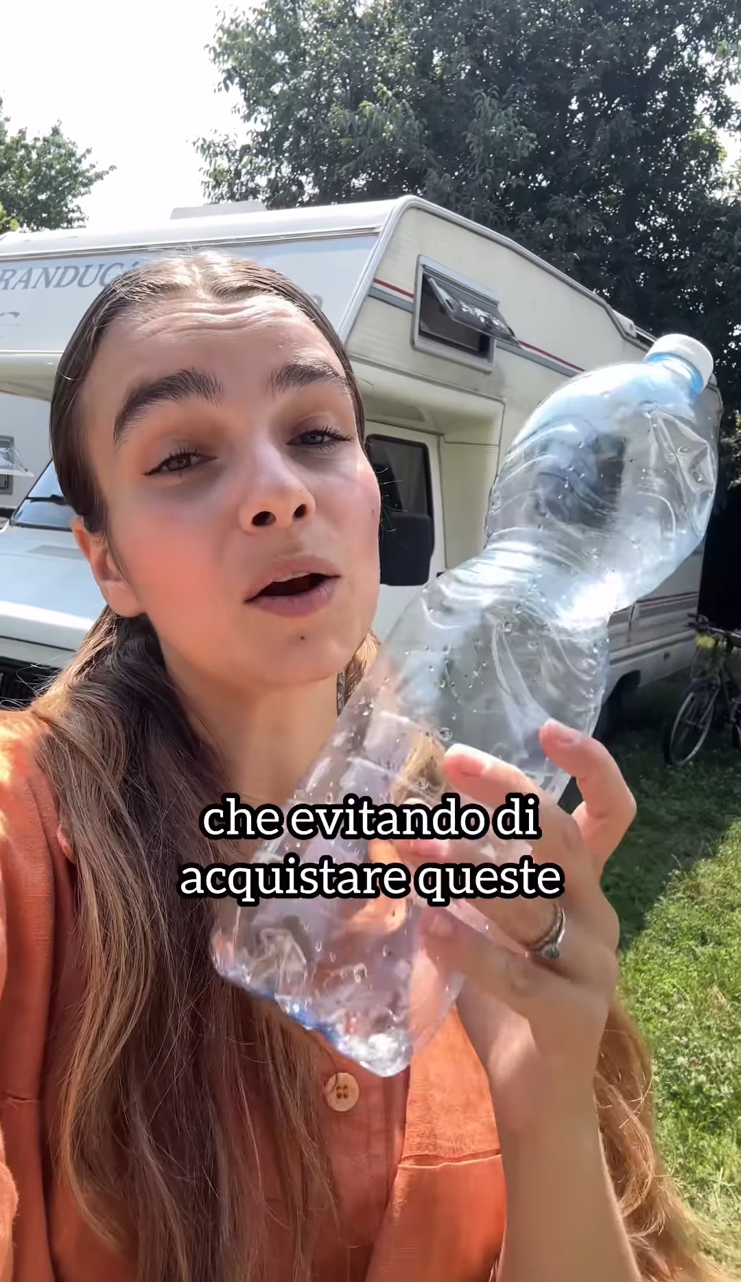 La content creator che gestisce la pagina 'Viaggiatori ecologici' ha bevuto solo acqua dal rubinetto per 12 mesi.