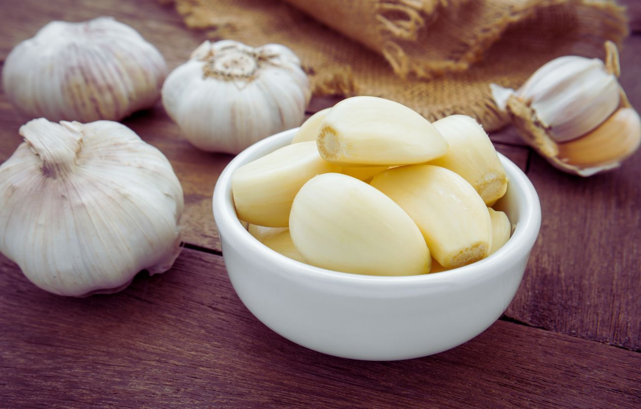 Sia l'aglio che le cipolle non amano il freddo, per cui tenerli in frigorifero è sbagliato.