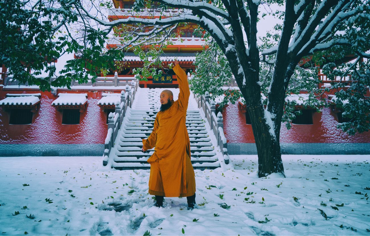 Un monaco buddhista tende a mangiare al mattino e a "pranzo", per poi digiunare per il resto della giornata, ingerendo solo liquidi.