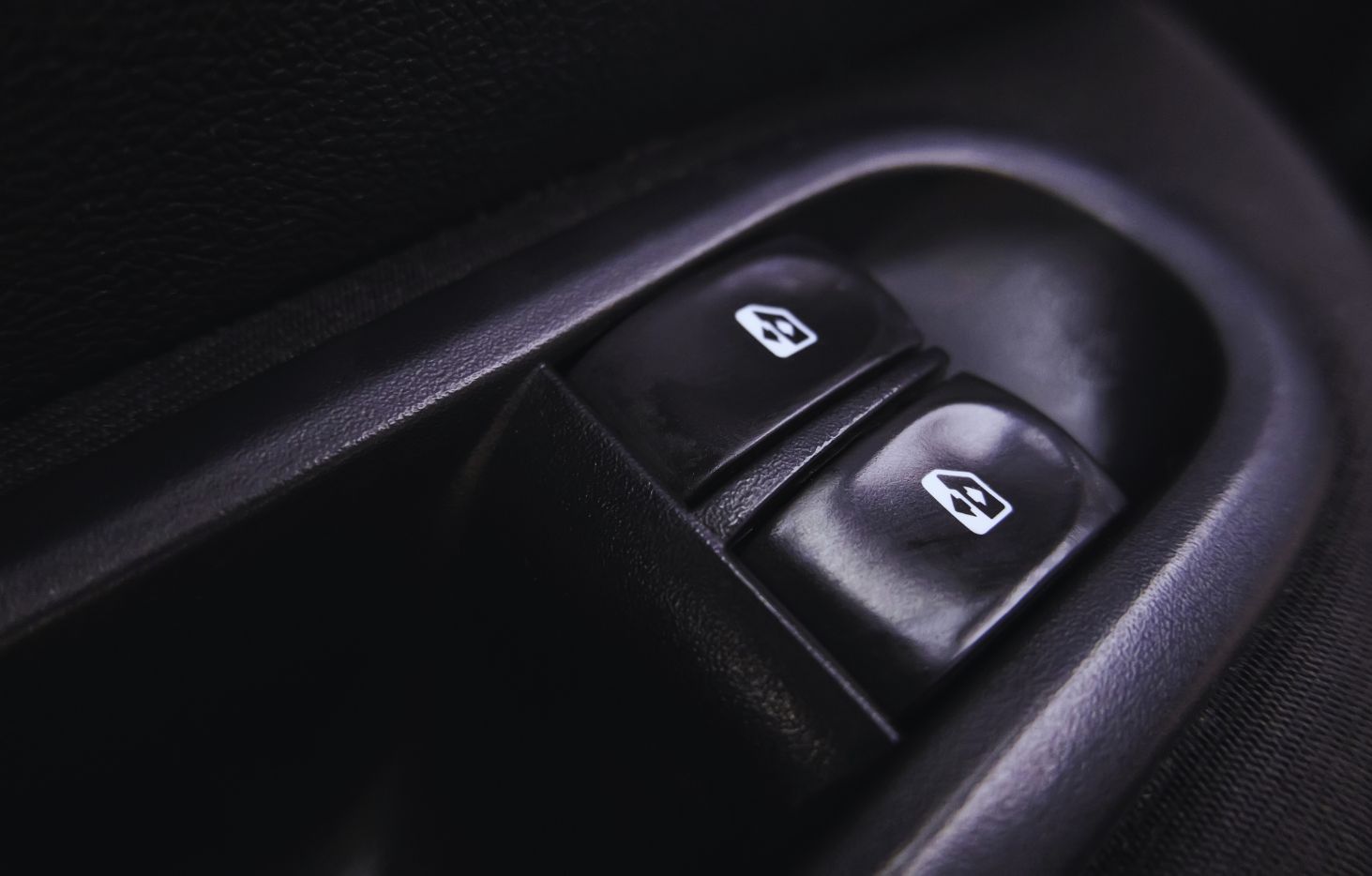 Quasi tutti noi, quando siamo prossimi all'ingresso in galleria, premiamo il pulsante per alzare i finestrini.