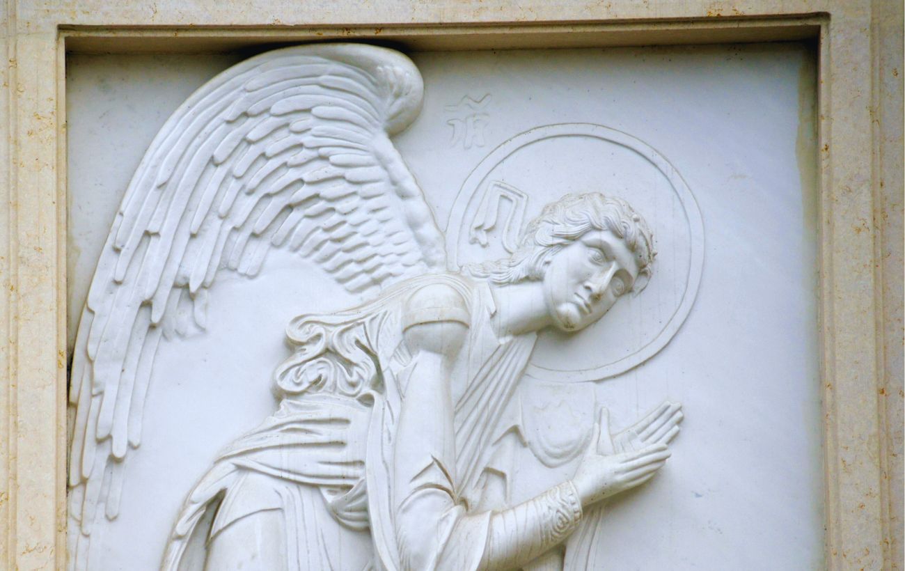 L'Arcangelo Gabriel in una rappresentazione in marmo
