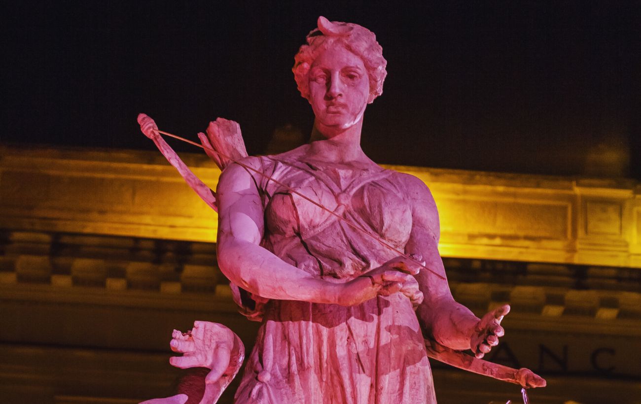 Gli Antichi Grechi preparavano un dolce di forma rotonda come omaggio alla dea Artemide, affiancandogli delle candele.