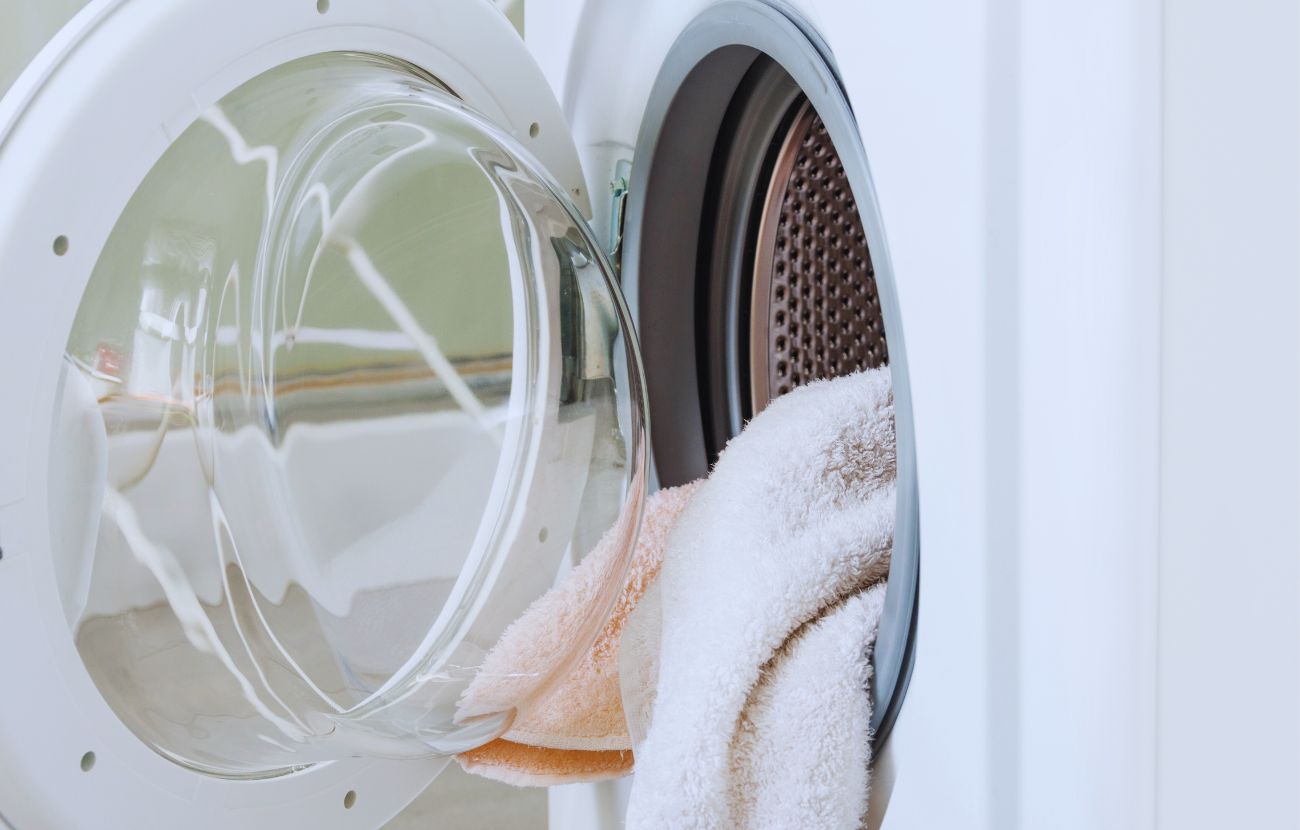 Gli asciugamani vanno lavati in lavatrice, ma con acqua tiepida (30 gradi) e senza ammorbidente.