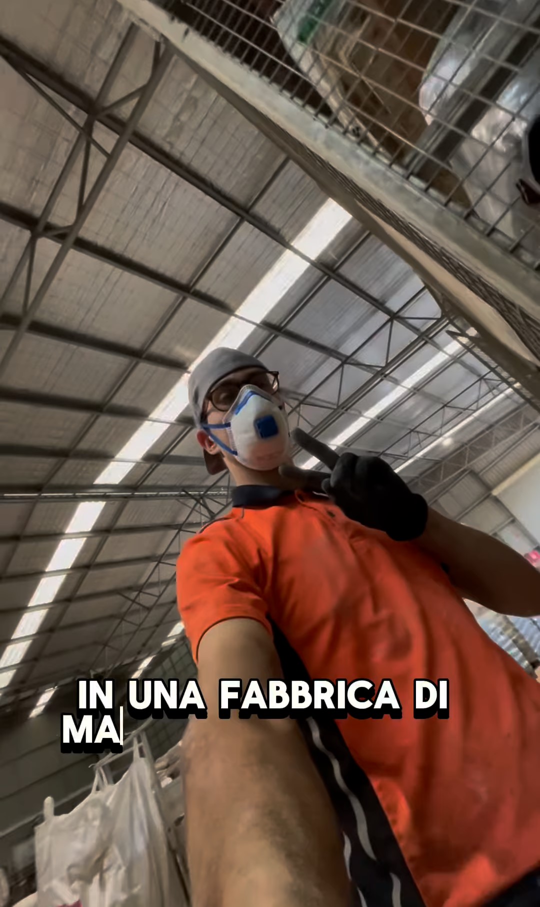 Un frame del momento in cui Luca ha lavorato come operaio in una fabbrica di mangimi in Australia.