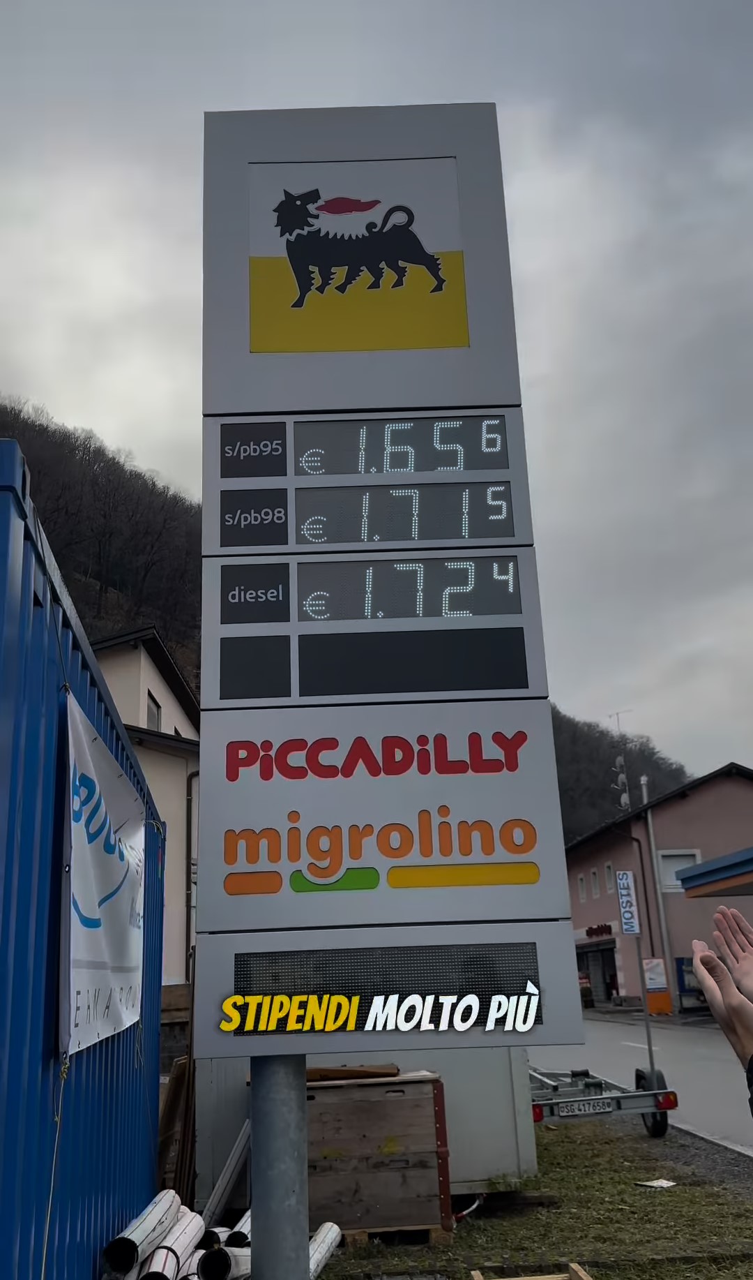 Il costo del carburante in Svizzera è molto simile a quello dell'Italia, con la differenza che gli stipendi svizzeri medi sono notevolmente più alti di quelli italiani.