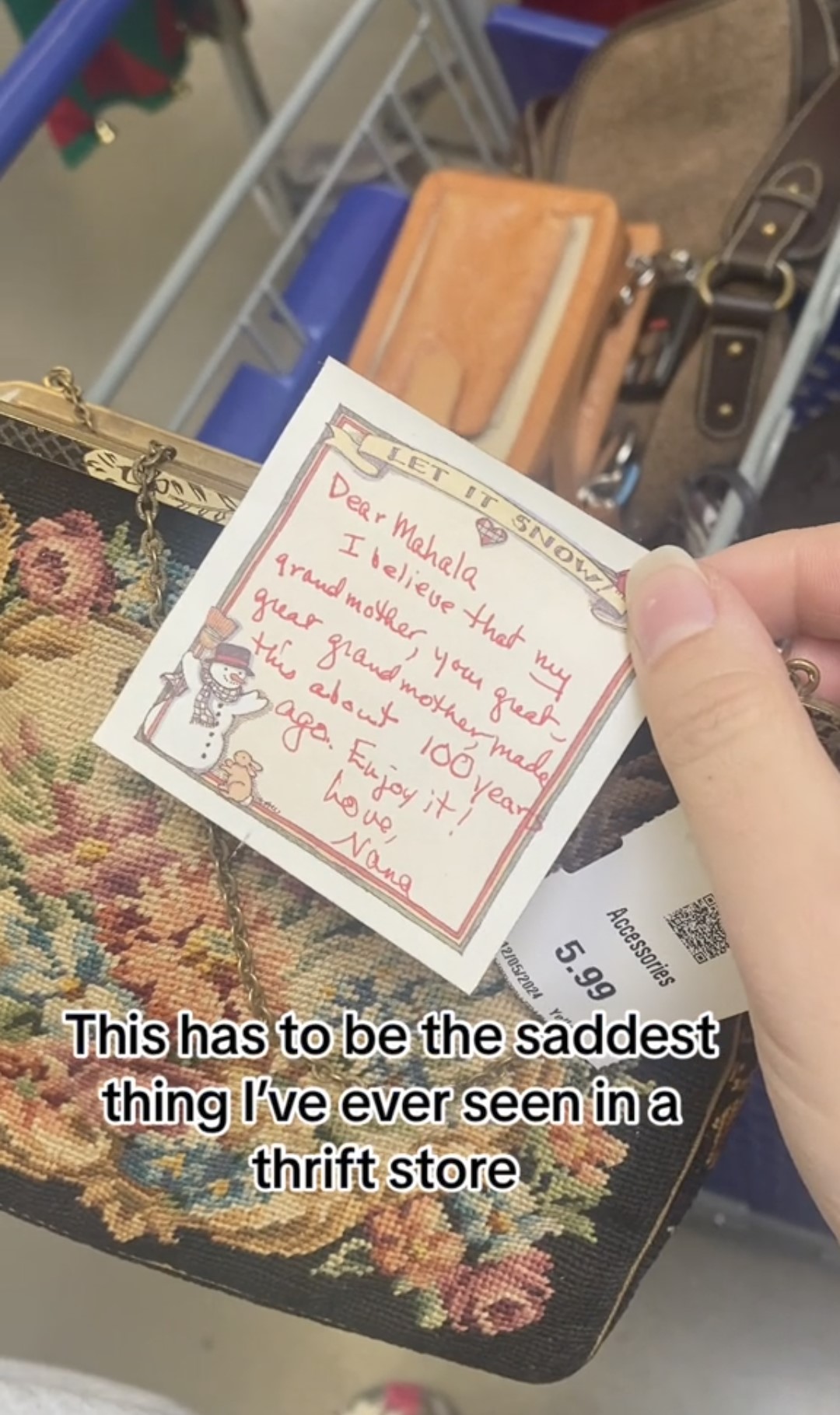 Il bigliettino contenuto nella borsetta di seconda mano, venduta a 5.99$ (poco più di 5€).