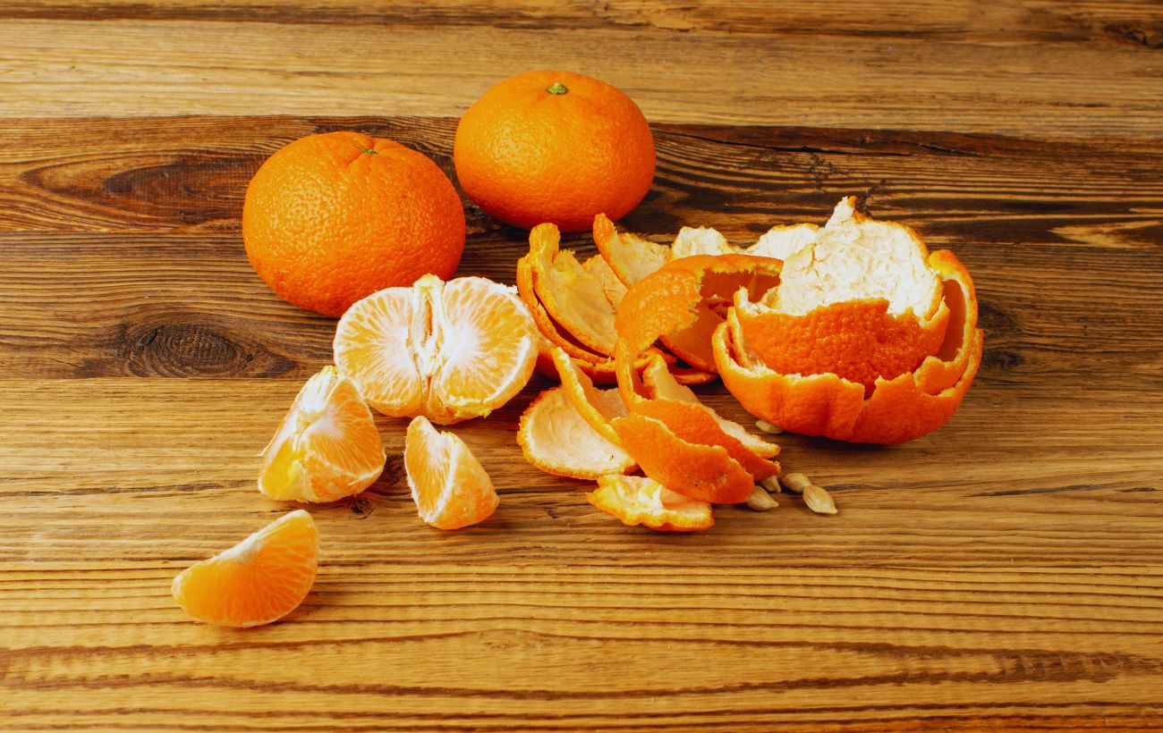 Le bucce di mandarino non dovrebbero finire nell'umido: esistono modi per dare loro una seconda vita.