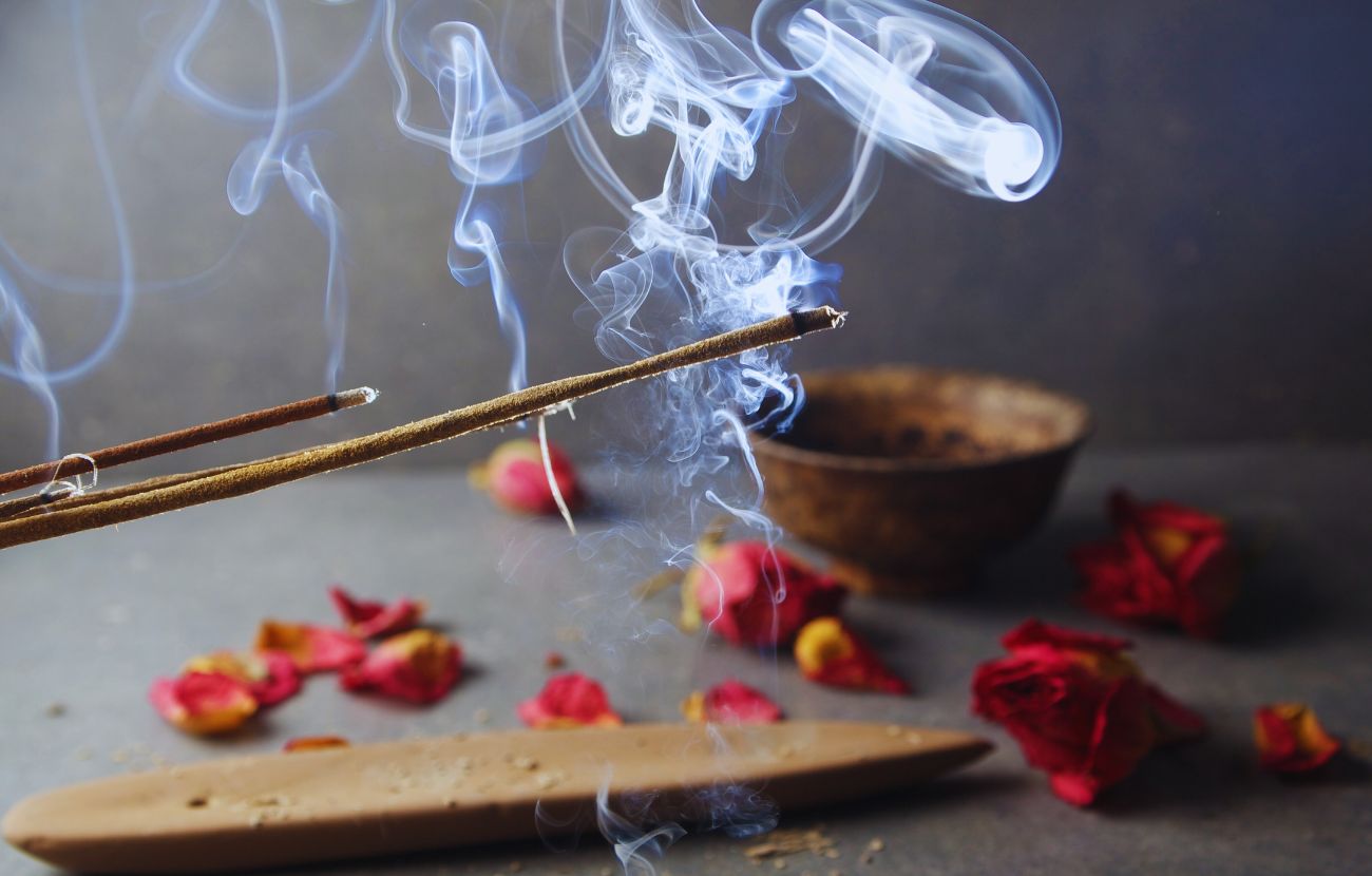 Per ottenere un incenso a costo zero, basta riutilizzare le bucce di mandarino