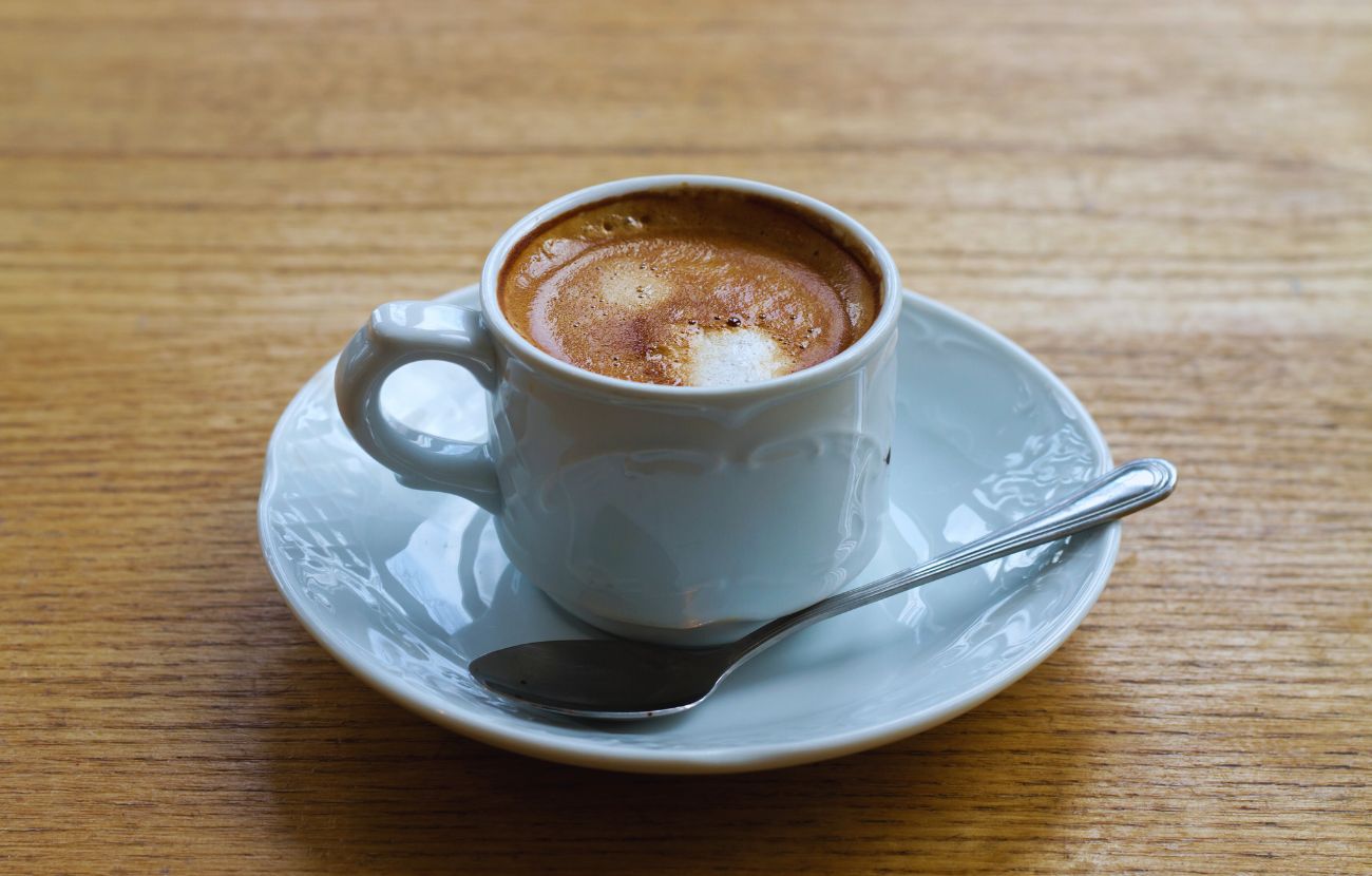 Anche se bevuto amaro, il caffè va sempre girato per una lunga serie di motivi.