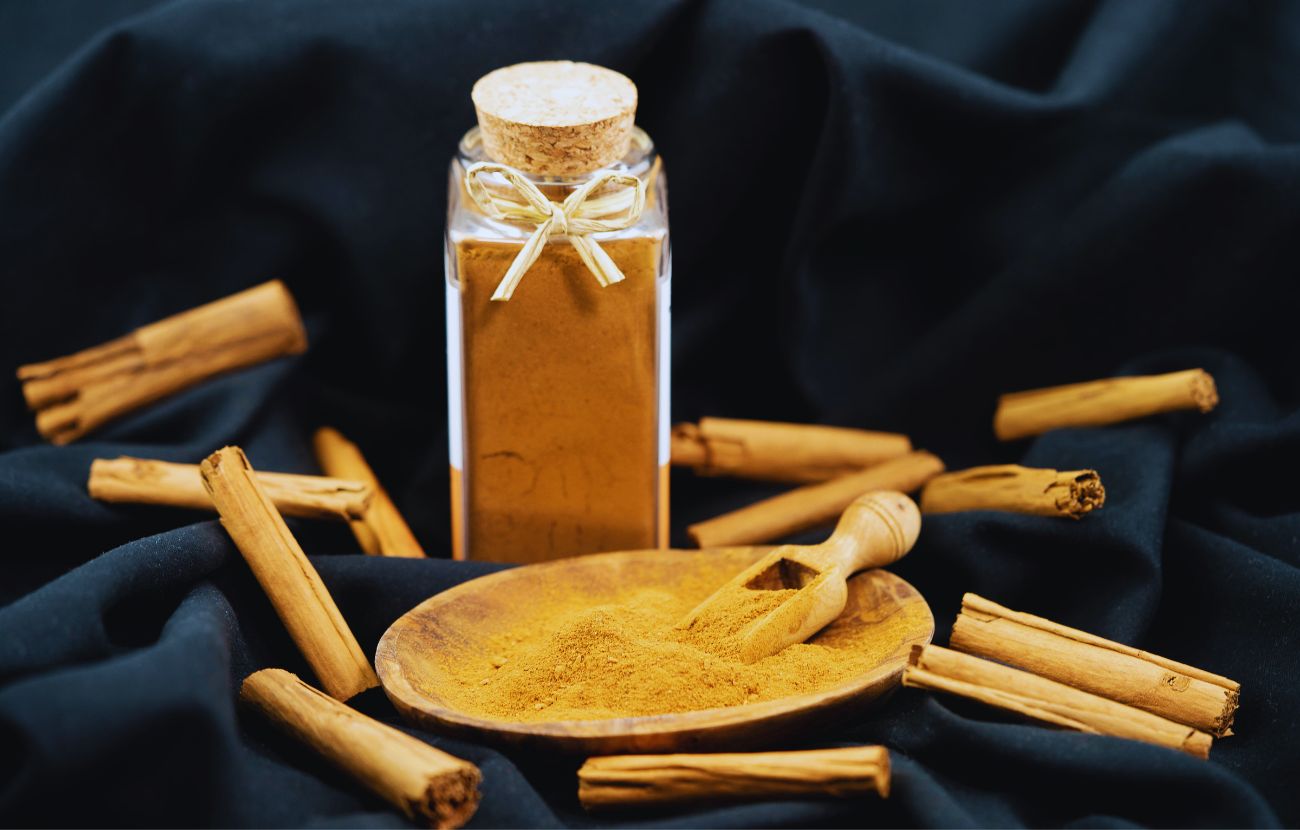 La cannella in polvere è utile a curare e rafforzare le piante.