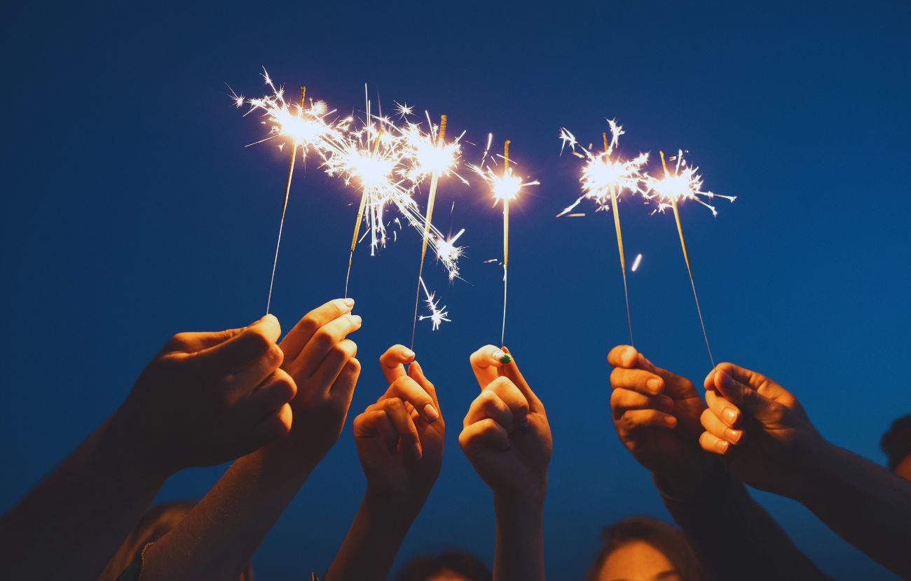 Non esiste una risposta universale alla domanda: "Con chi dovresti trascorrere il Capodanno?". La scelta migliore è quella di passarlo con le persone che ci fanno star bene.