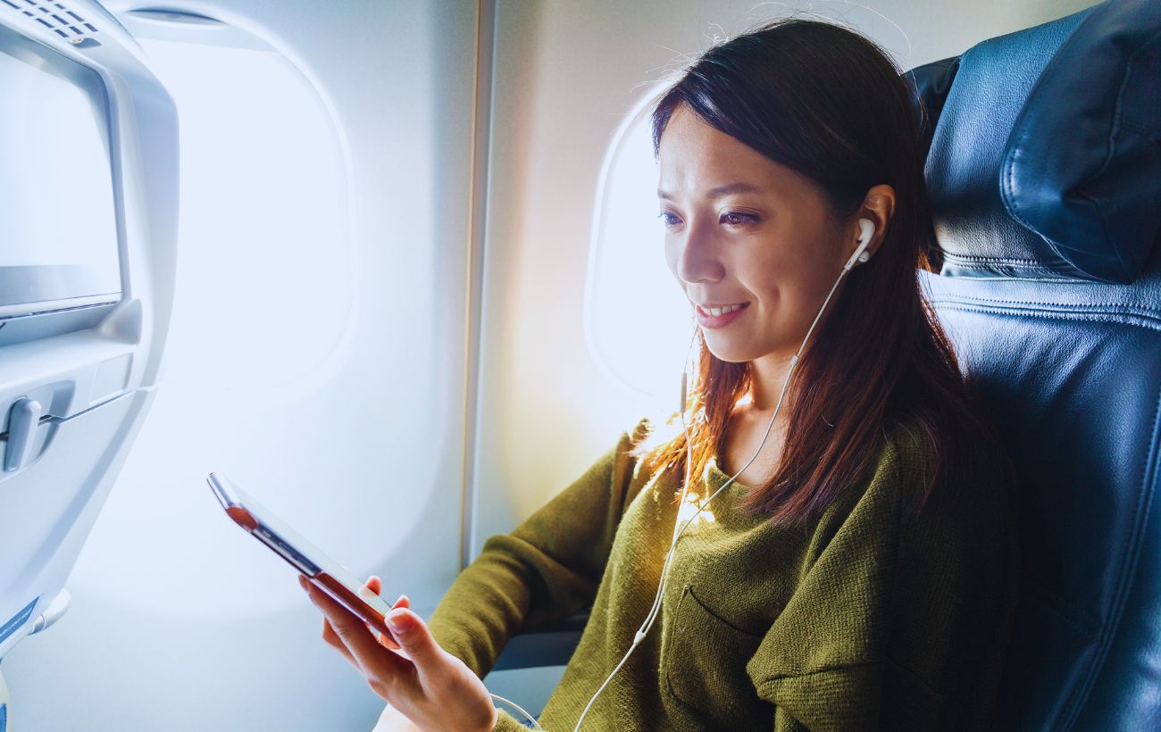 In estrema sintesi: se una sola persona usa Internet mentre è in aereo, non succede nulla; se lo fanno decine di passeggeri, mettono a rischio la sicurezza di tutti, perché il segnale va a interferire con quello della cabina 