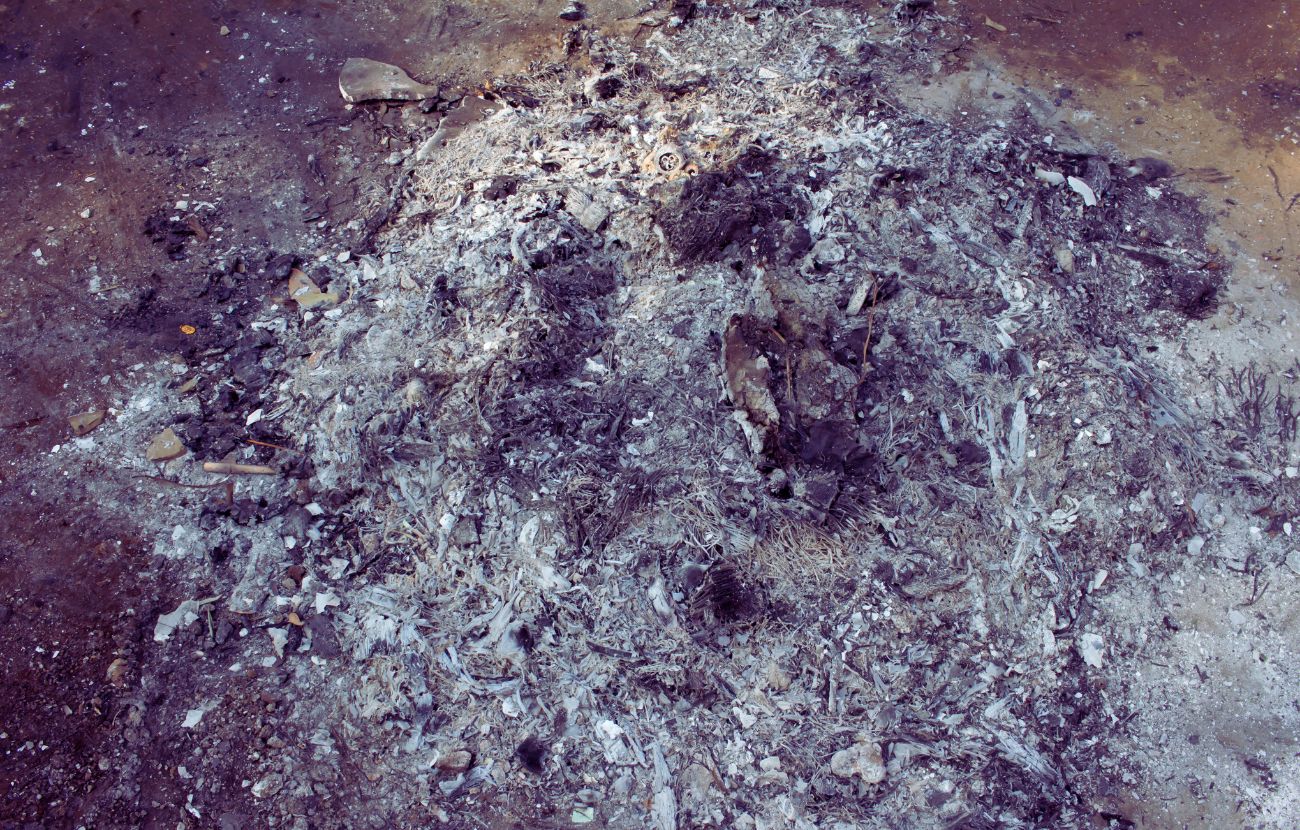 La cenere del camino non è un rifiuto: può avere un secondo utilizzo creativo e utile.