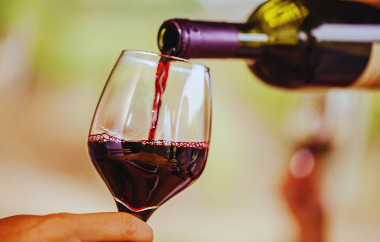 Sebbene tempo fa circolasse la gigantesca bufala del "bicchiere di vino che fa dimagrire", l'alcool è da evitare per chi vuole assicurarsi un sonno profondo e rigenerante.