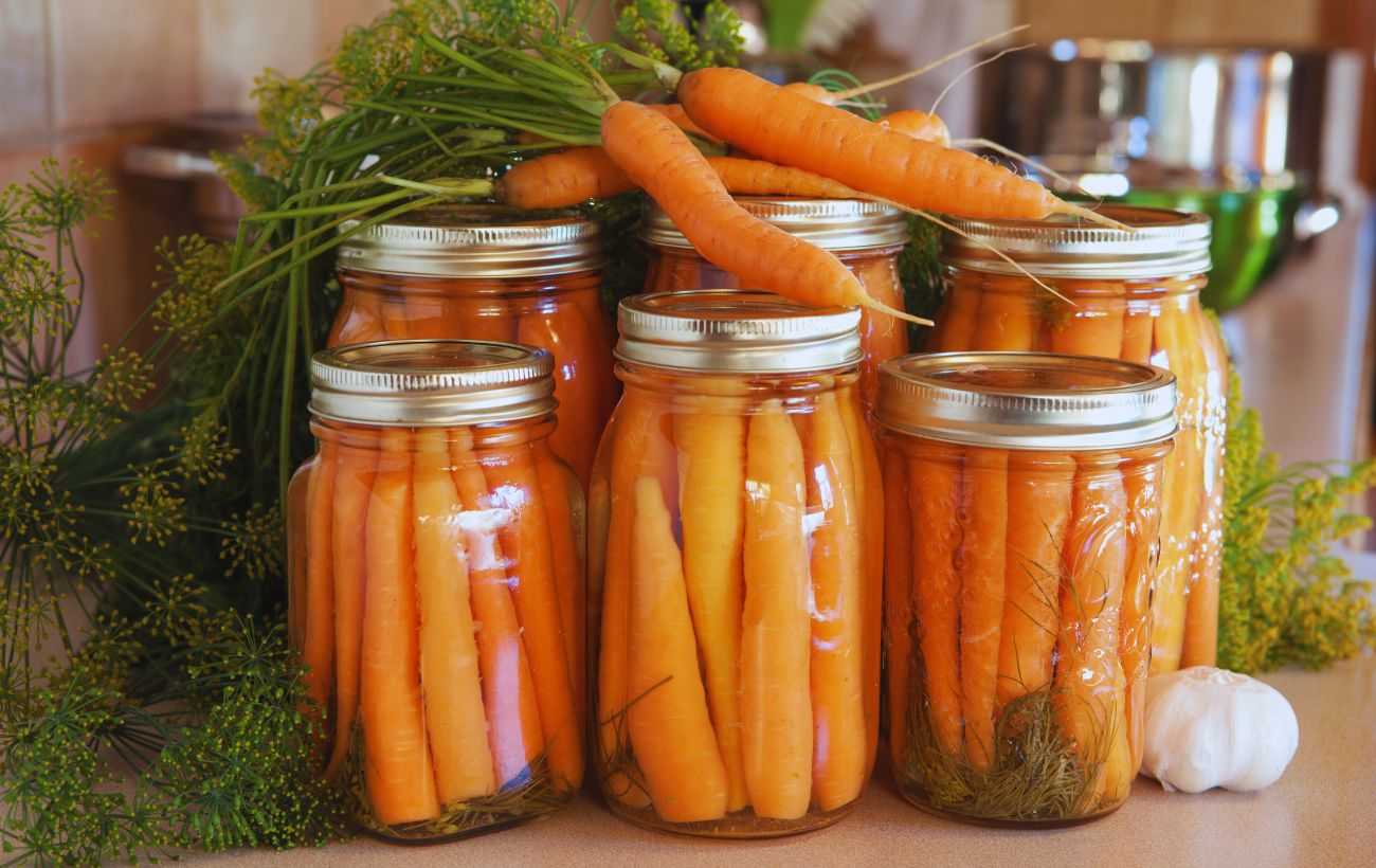 Le carote rimangono fresche più a lungo se immerse nell'acqua.
