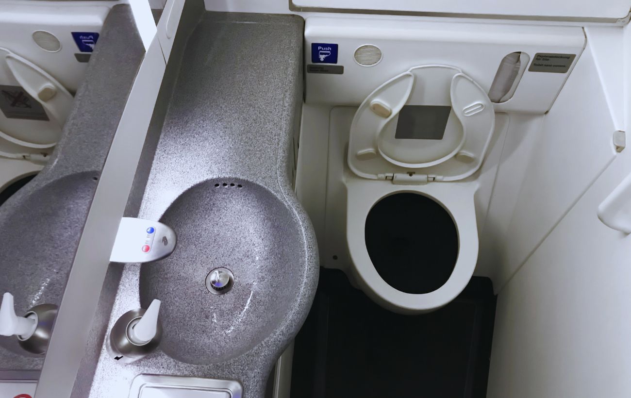 Nei bagni degli aerei sono presenti i fasciatoi, dove cambiare i pannolini ai bambini ed evitare che tutti debbano sentire odori sgradevoli in una cabina pressurizzata.