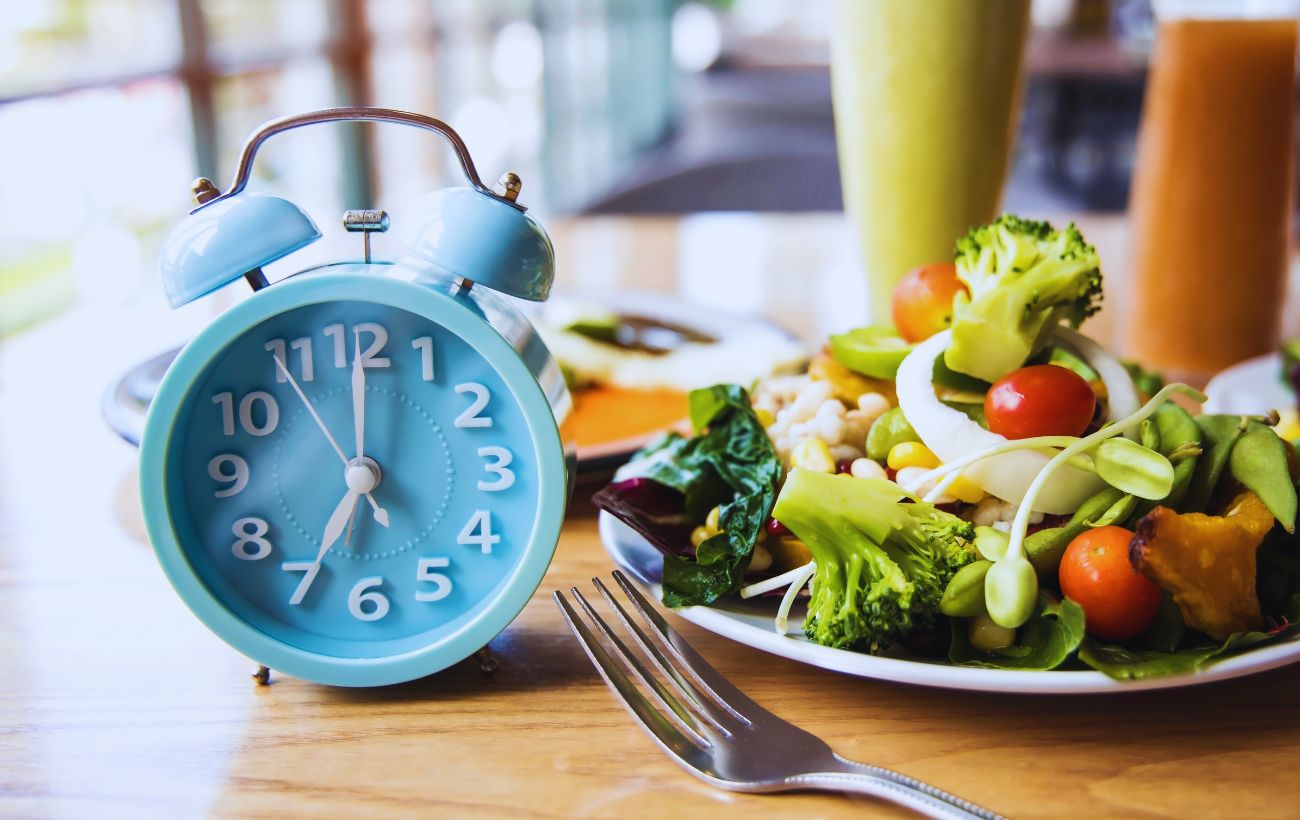 Digiunare per 16 ore ha diversi benefici, ma prima di iniziare la pratica del cosiddetto digiuno intermittente, è bene consultare un nutrizionista.