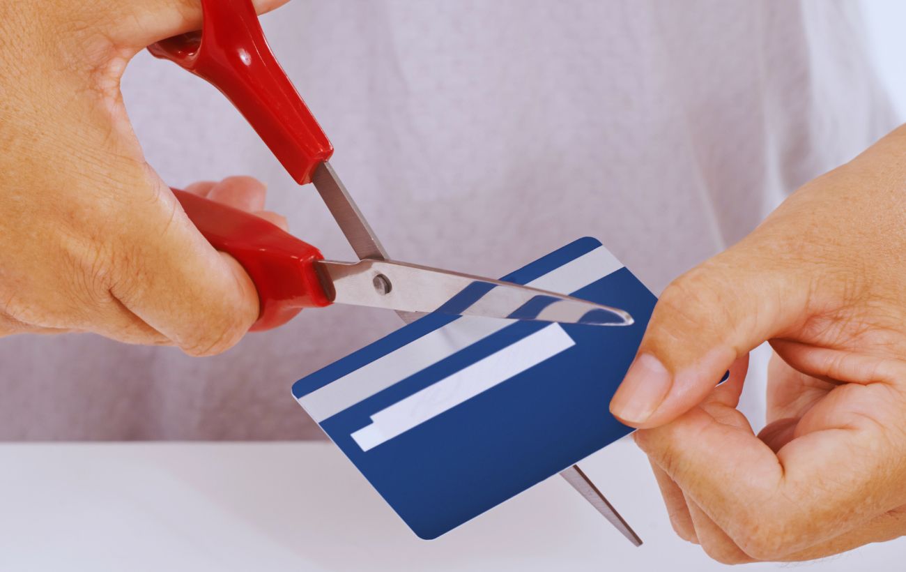 La carta di credito è stata declinata perché non c'erano più soldi: l'uomo non pagava gli alimenti al figlio che, presumibilmente, aveva con un'altra donna