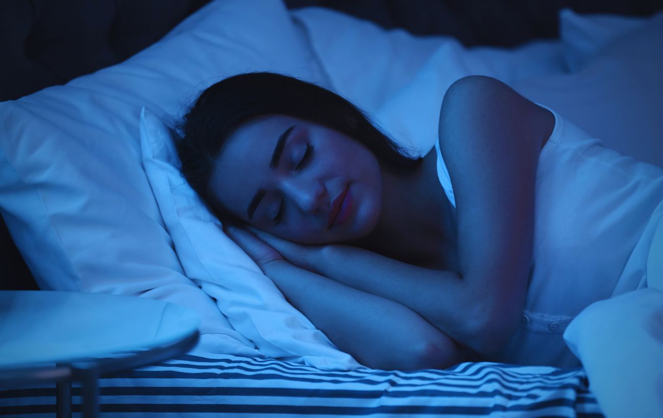 Dormire in una stanza fredda (non più di 19 gradi) favorisce un sonno riposante e non solo.