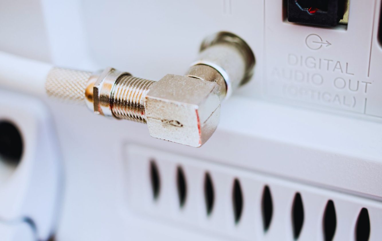 Il televisore (e in particolare il cavo dell'antenna) va staccato dalla corrente in caso di maltempo