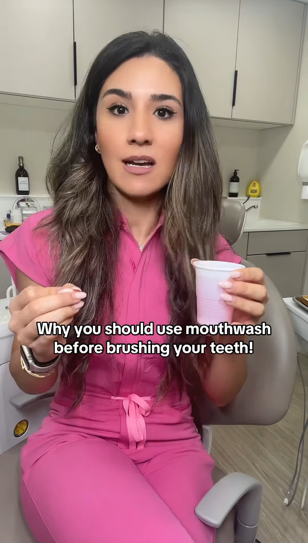 La dottoressa Manouchehri ha spiegato che il collutorio non va mai usato dopo aver lavato i denti, ma in un momento separato (metà mattinata o subito dopo pranzo, ad esempio).