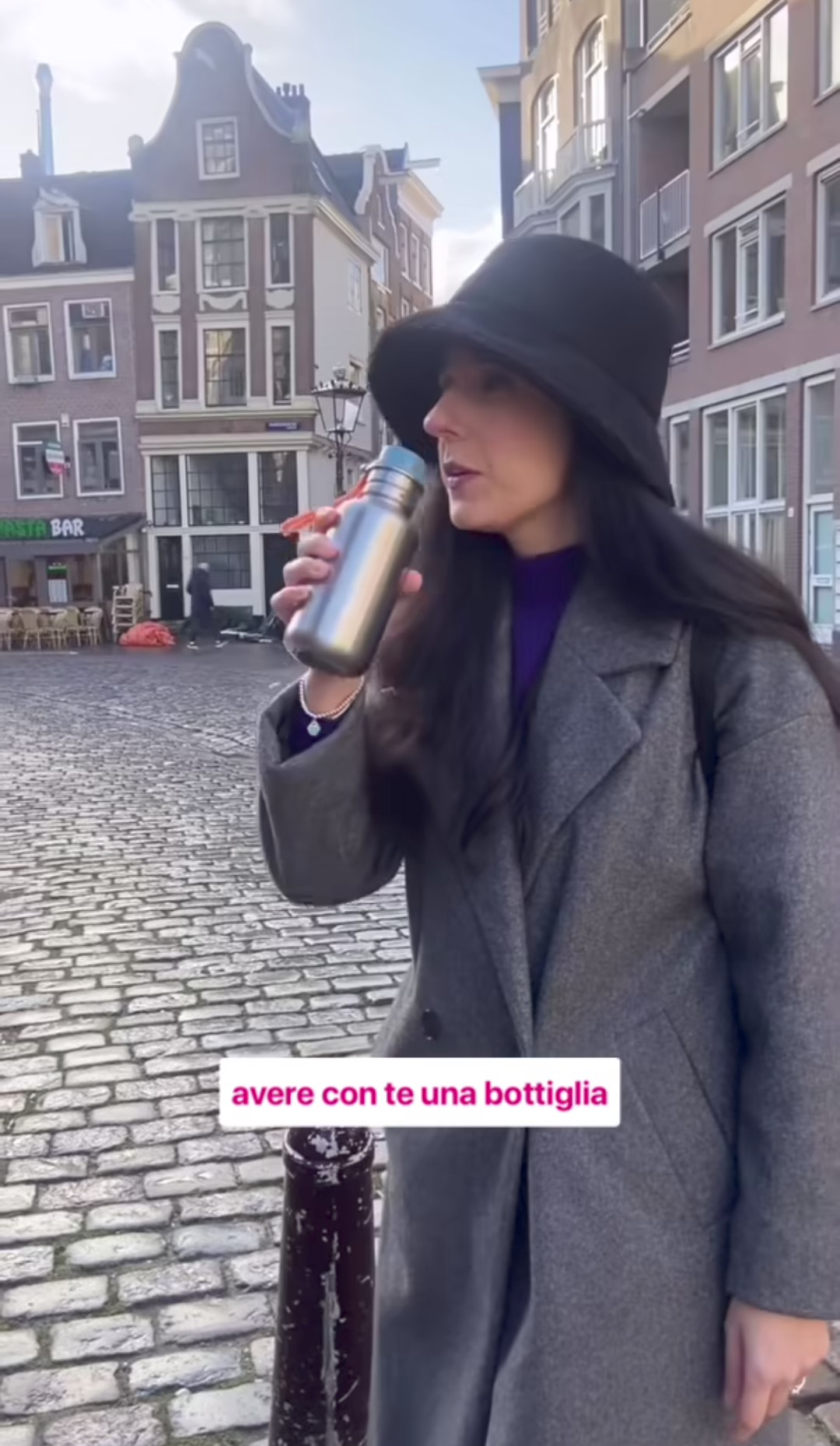 Valentina Vinci spiega che Amsterdam è ricca di fontane pubbliche, che erogano acqua potabile: a fine viaggio il turista avrà risparmiato un bel po', evitando di comprare quella imbottigliata.