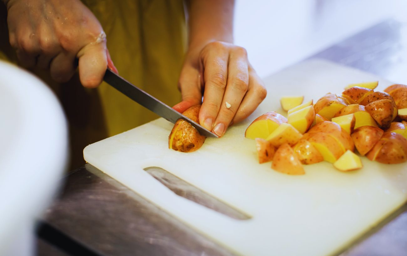 Un modo per evitare microplastiche è sostituire i taglieri in plastica con quelli in legno.