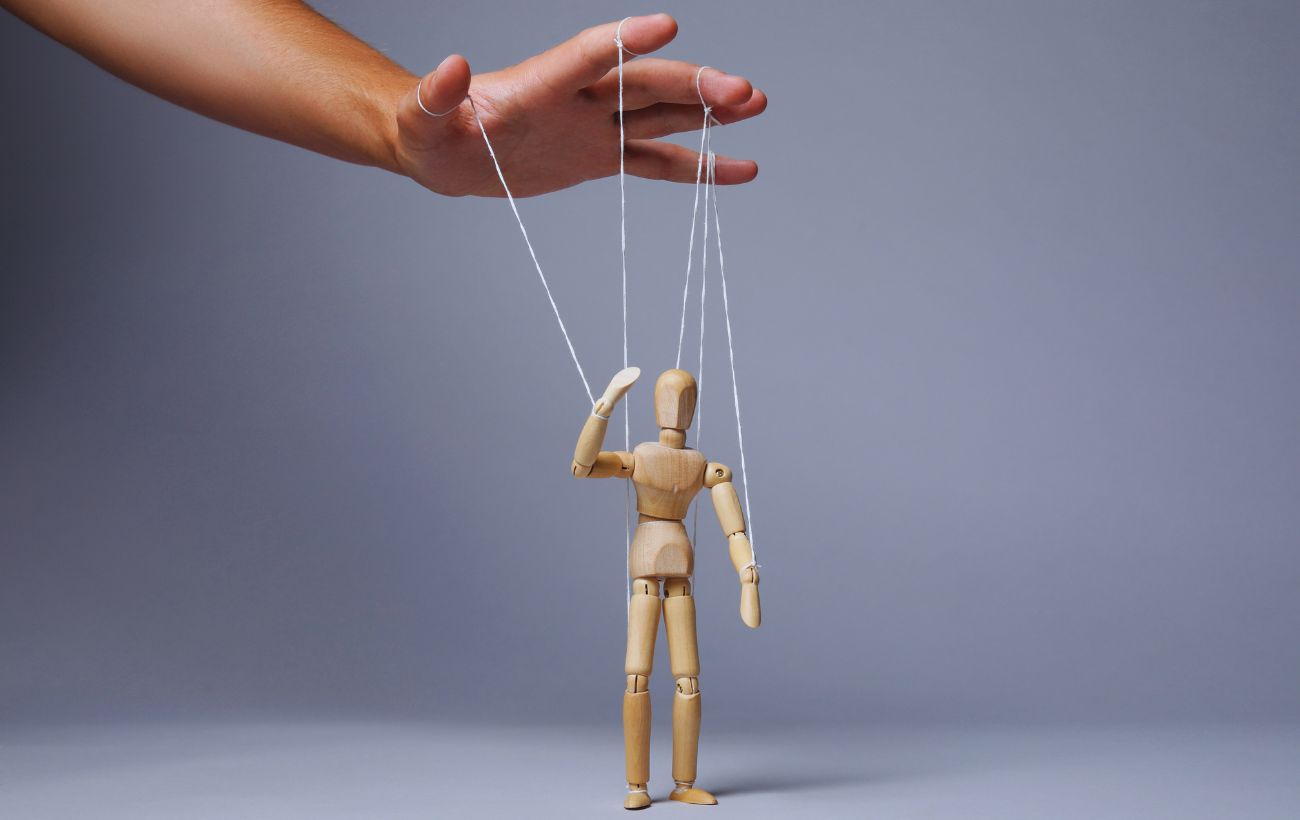 I manipolatori usano alcune frasi (e alcune tattiche) per far sentire in colpa l'altro.