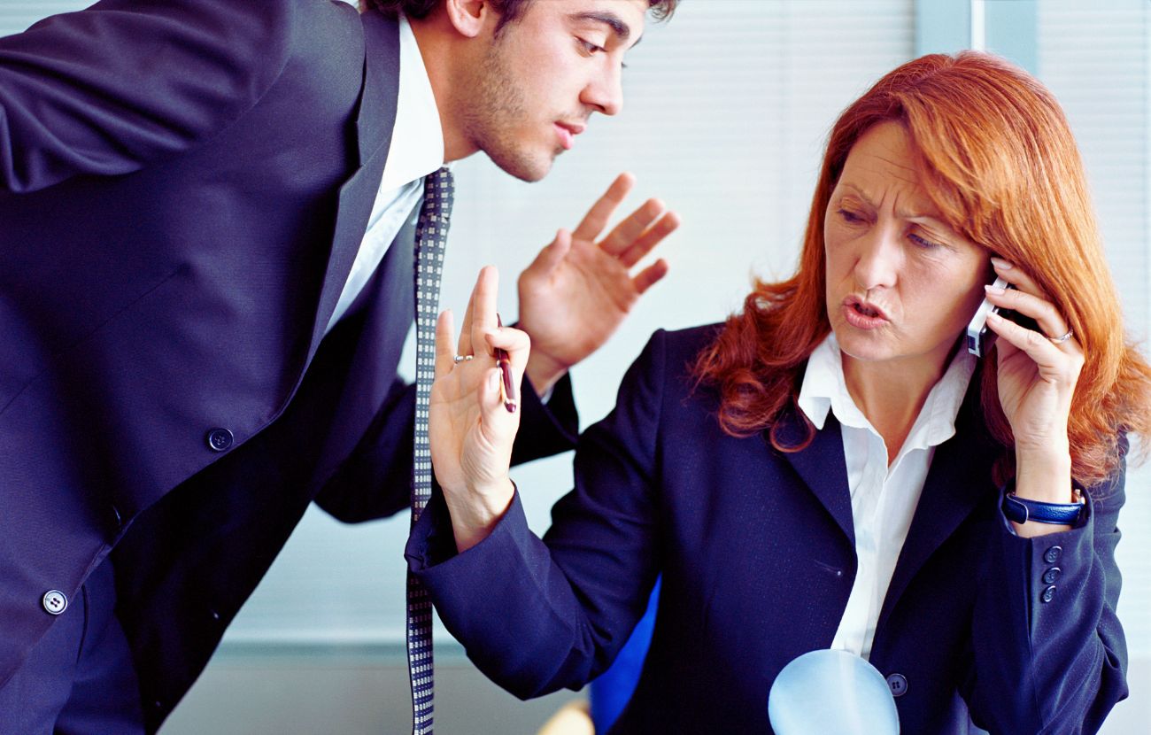 Le persone che tendono a interrompere le conversazioni altrui sono spesso insicure e ansiose.