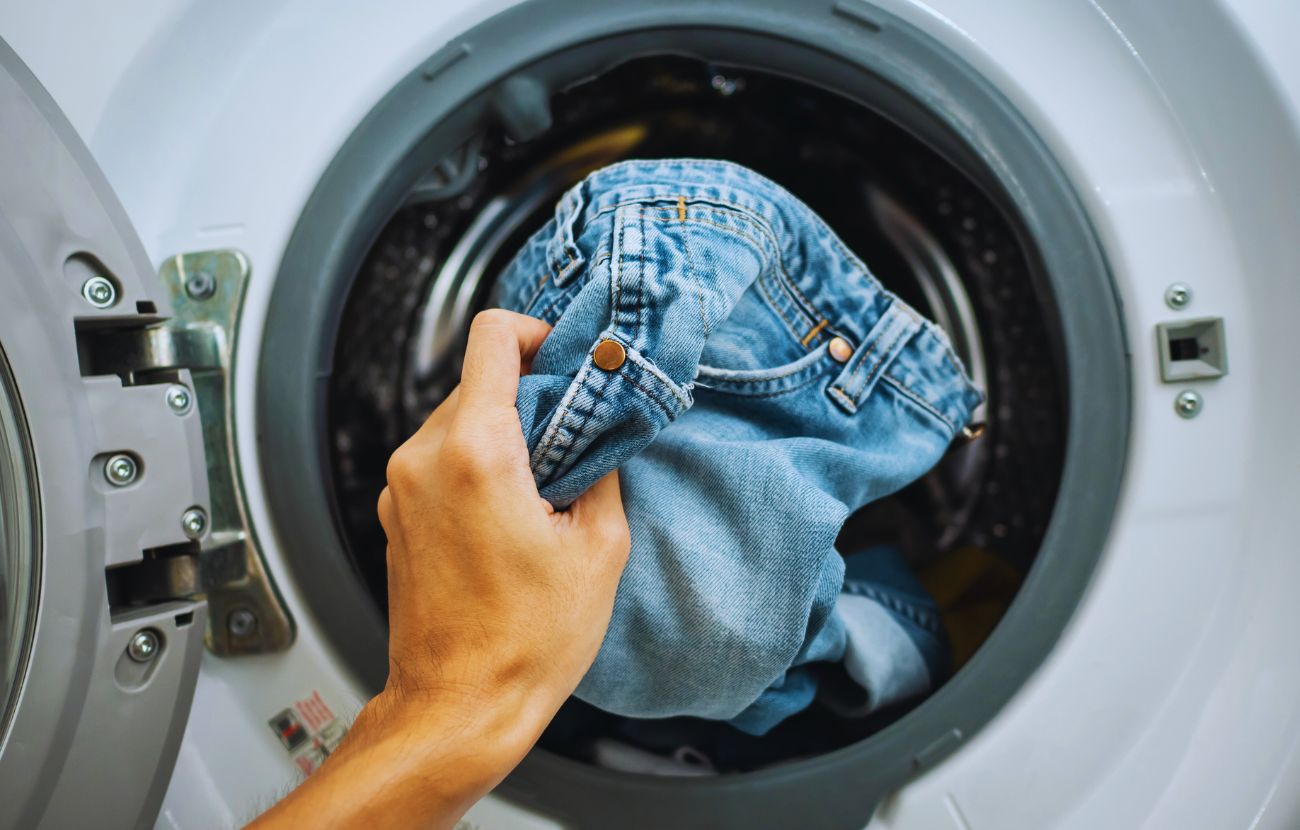 Molte persone notano che, dopo alcuni lavaggi, il colore dei jeans va sparendo.