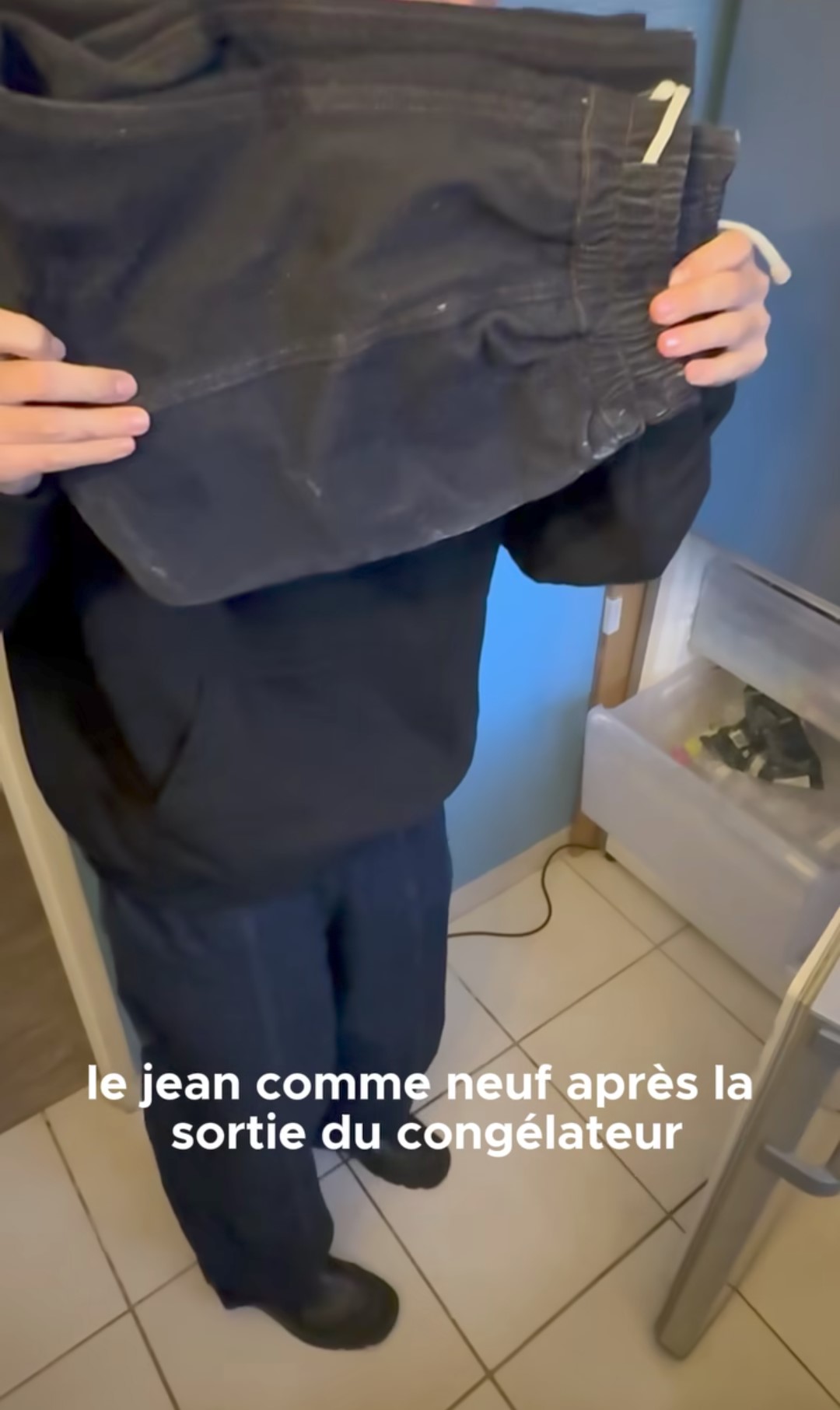 Il content creator francese @maisonlesdams ha dedicato un video all'utilità di mettere i jeans nel freezer.