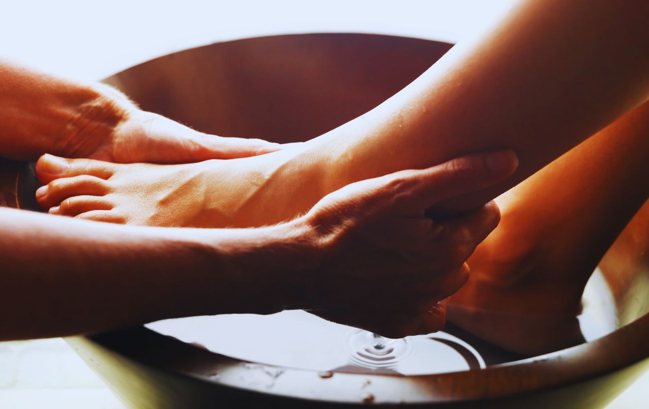 Secondo la medicina tradizionale indiana, lavare i piedi dopo aver indossato le scarpe a lungo, è una routine quotidiana molto importante.