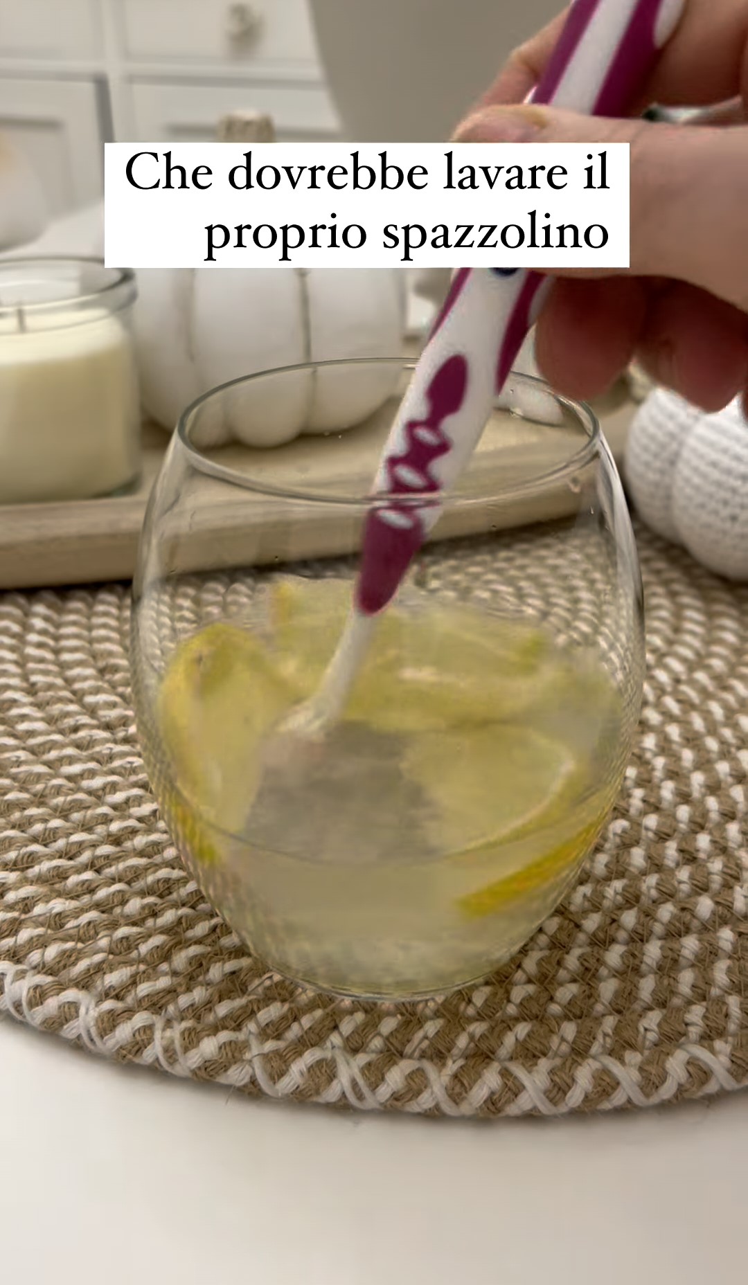 Antonella Santorsola suggerisce di lavare lo spazzolino con acqua e limone una volta a settimana.