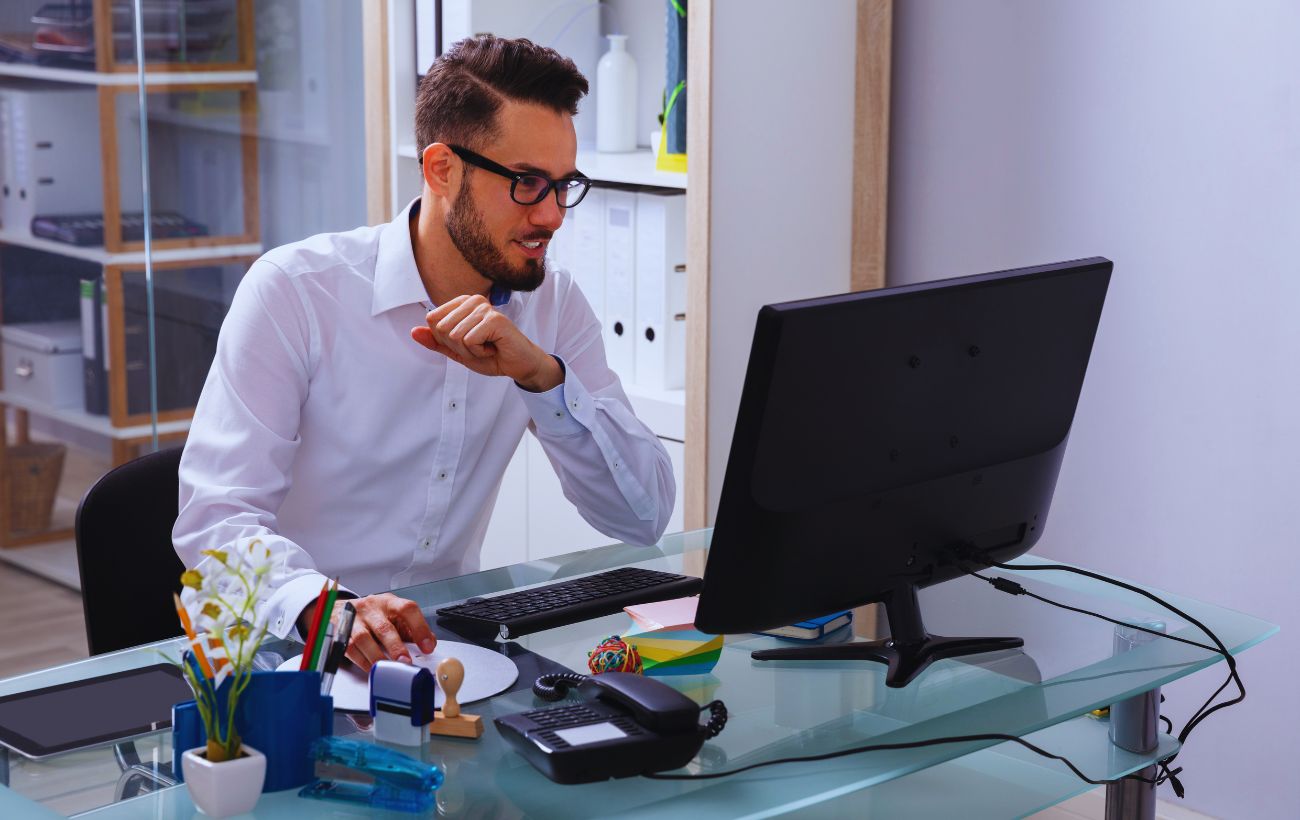 Le persone che lavorano esclusivamente da remoto tendono ad accumulare infelicità, vista l'assenza totale di itnerazioni sociali.