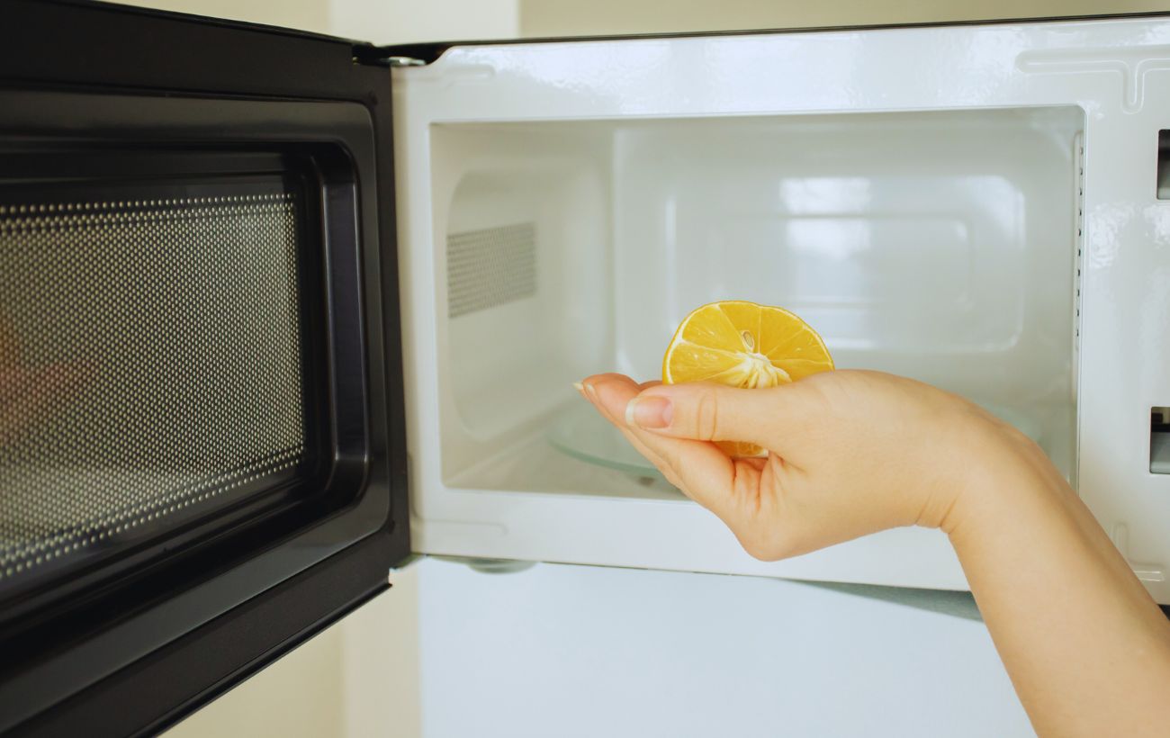 Un modo ecologico per pulire il microonde è usare un limone spremuto