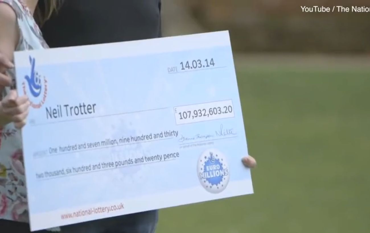 L'assegno di 108 milioni di sterline, equivalenti a 120 milioni di euro.