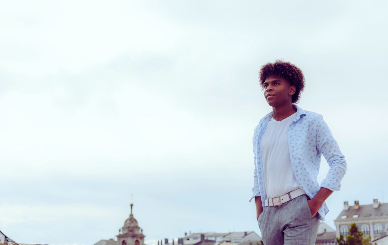 Se una persona cammina con le mani in tasca ma ha la testa alta e lo sguardo sereno, è semplicemente un modo per comunicare rilassatezza.