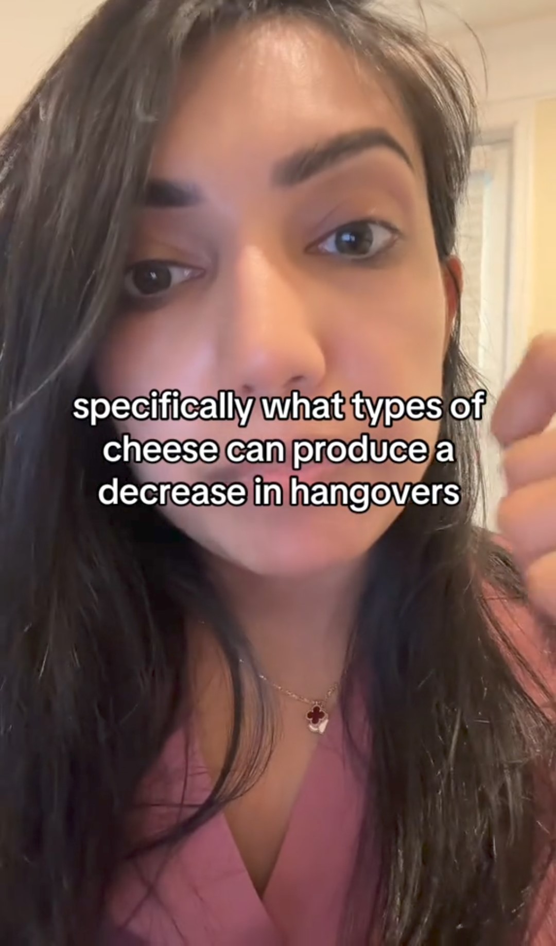 Il medico indiano di origini statunintensi ha spiegato che il formaggio allevia i sintomi della sbornia, pur non facendo miracoli.