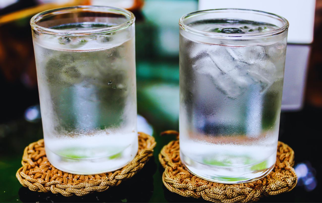 Per quanto in estate un bicchiere di acqua molto fredda provochi una sensazione piacevole, è preferibile ordinarla a temperatura ambiente o fresca.