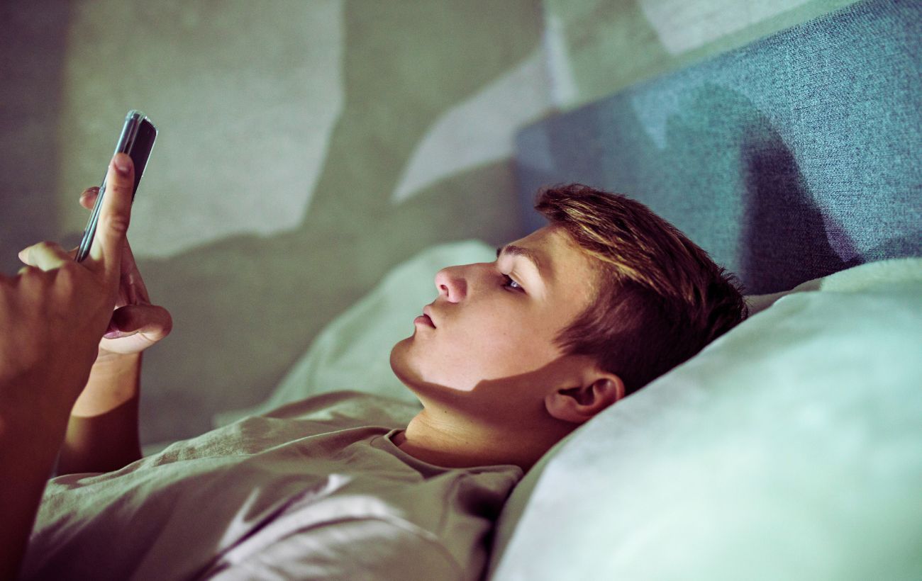 Prendere il cellulare e soprattutto iniziare a scrollare sui social, leggere messaggi et similia è profondamente sbagliato.