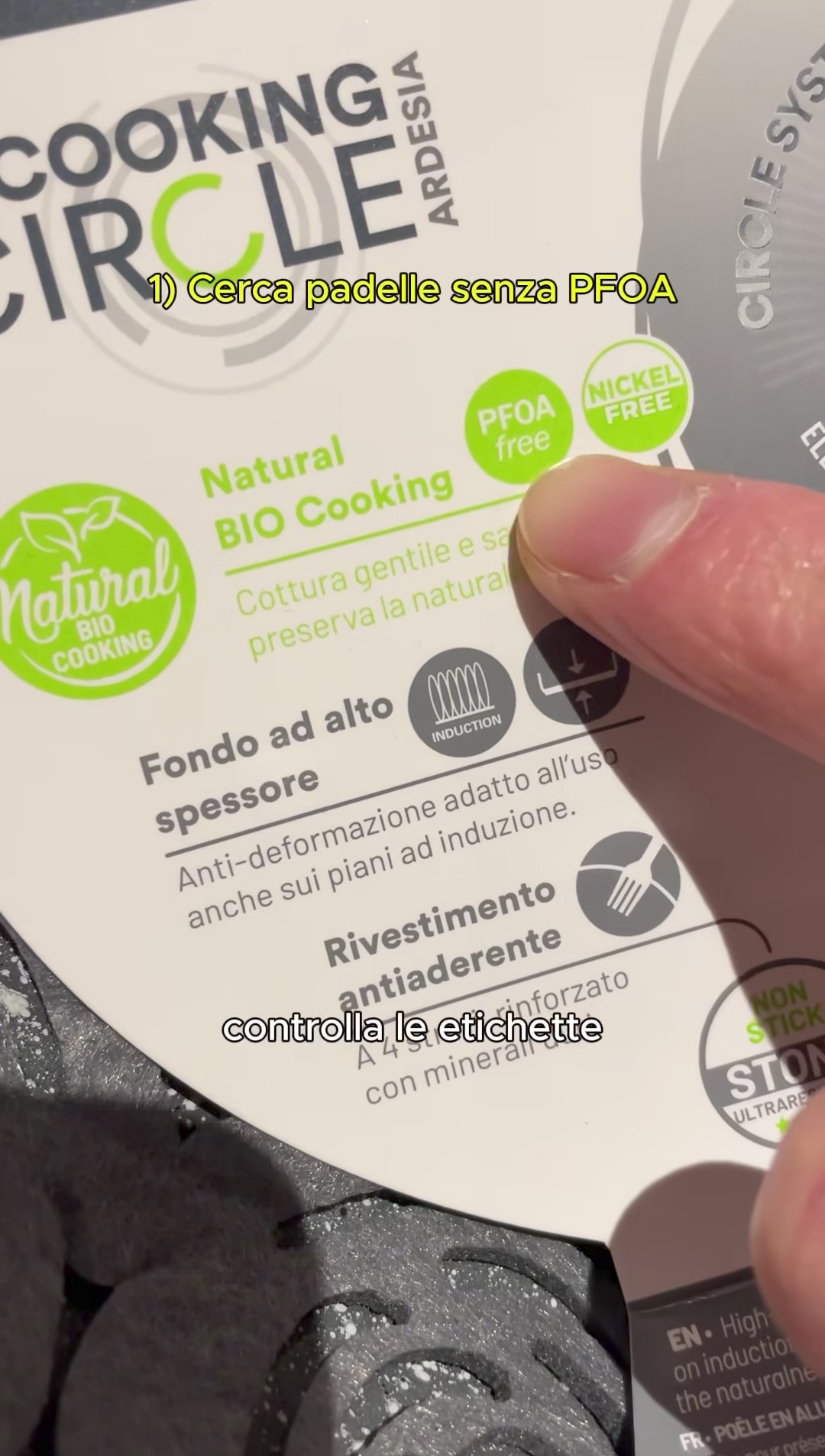 Il PFOA è considerato cancerogeno, ma dal 2015 non viene più usato, dunque è difficile trovare padelle ancora in commercio che contengano questo materiale.