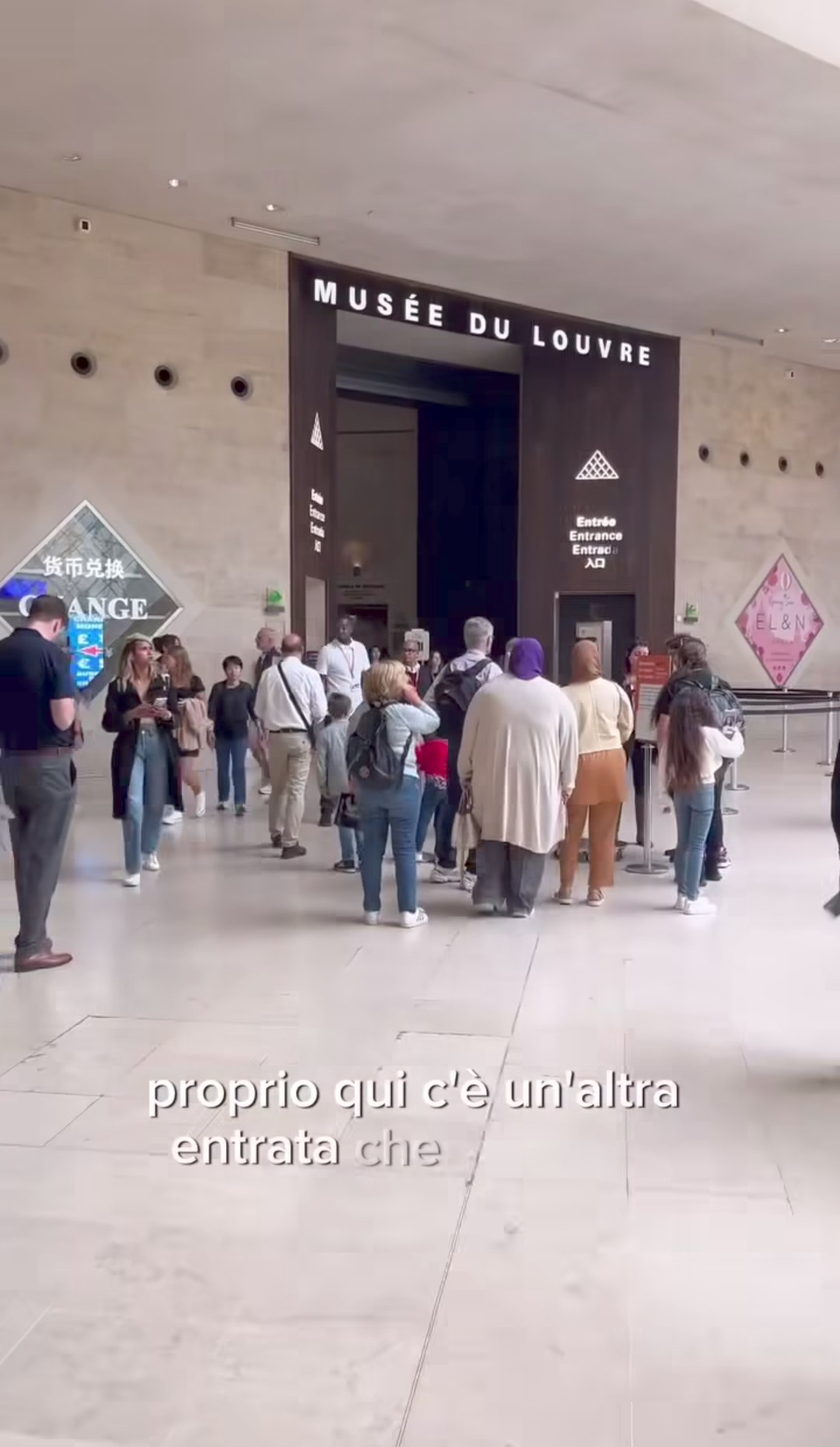 L'entrata secondaria del Louvre, con una fila quasi inesistente, oltreché al riparo da vento e pioggia.