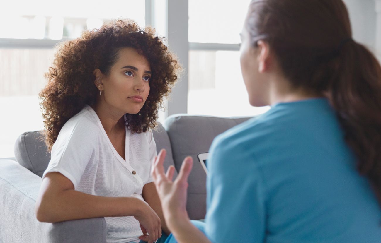 Una persona può parlare a bassa voce per timidezza ma, paradossalmente, anche per esprimere sicurezza e controllo sugli altri.