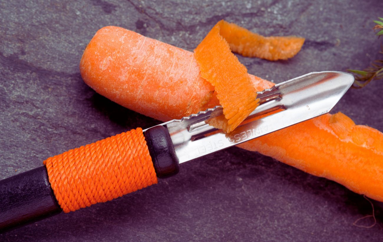 Pelare le carote è sbagliato nella misura in cui non si vogliono perdere tutti i nutrienti di questo prezioso alimento.