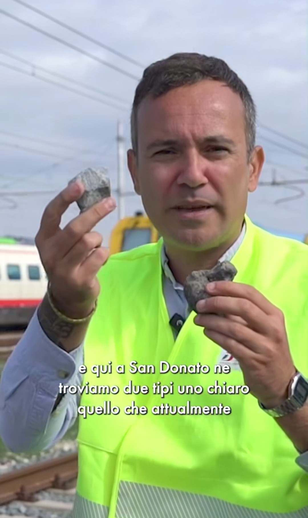 Un dipendente di RFI ha spiegato l'utilità delle pietre sui binari ferroviari.