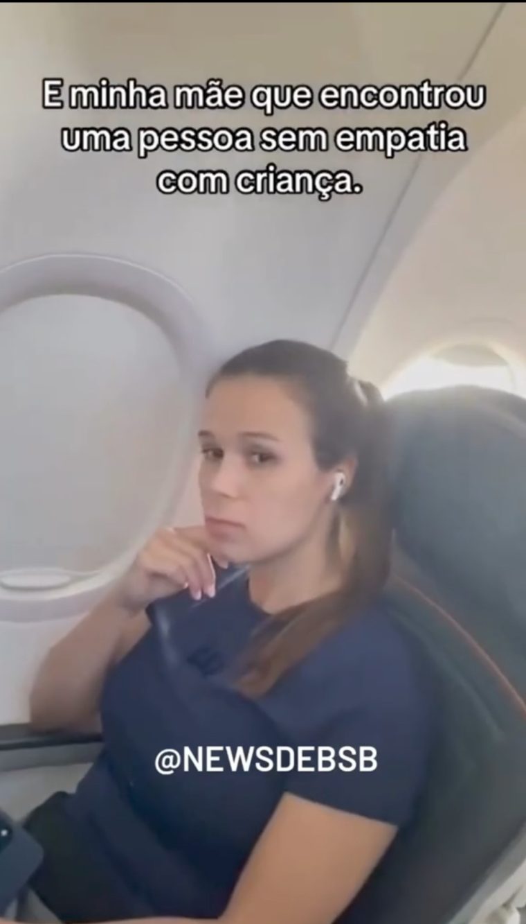 Un frame del video andato virale su TikTok in cui una ragazza racconta che sua madre ha trovato a bordo una donna che non ha voluto cedere il posto a lei e un neonato.